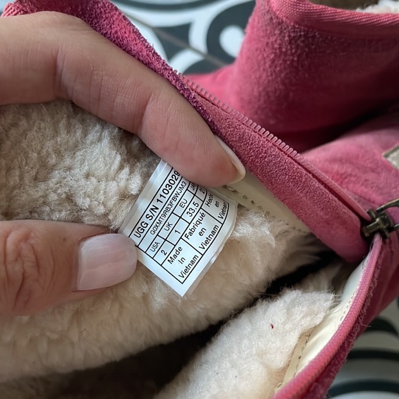 Very Well Loved Girls Ugg Boots - Picture 7 of 7